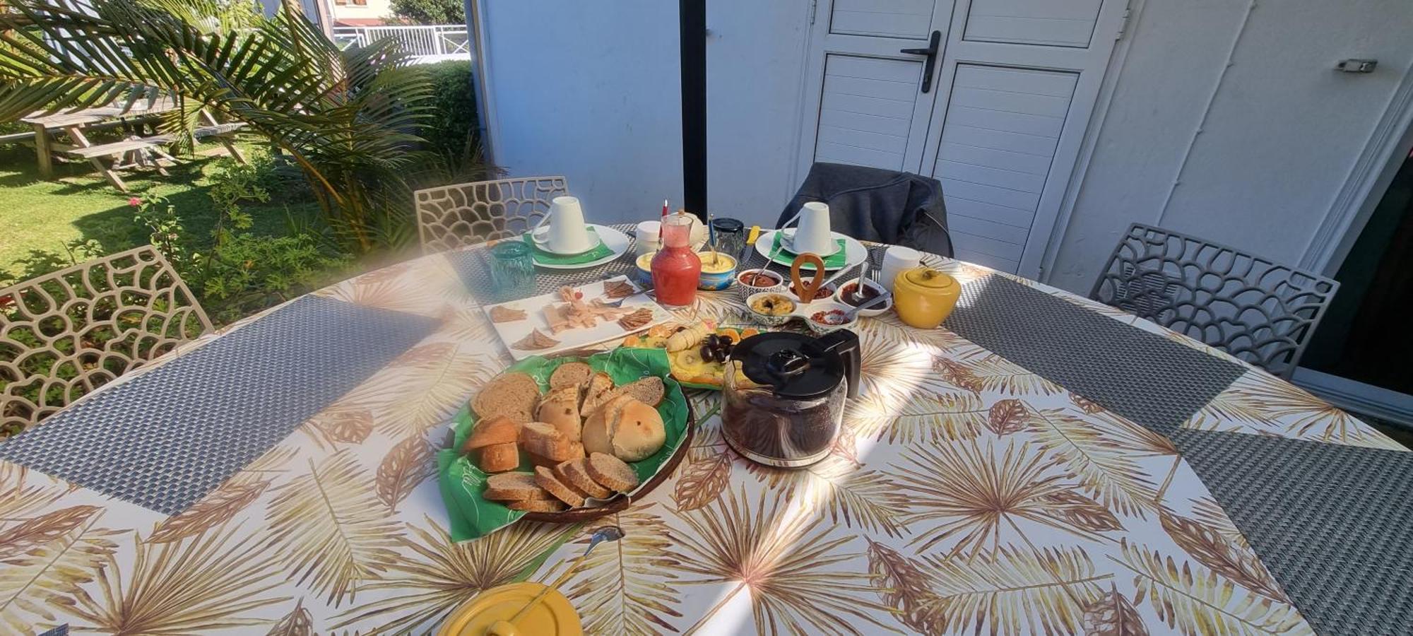 Le Palmier De La Paix Bed & Breakfast เลอ ตอมปง ภายนอก รูปภาพ